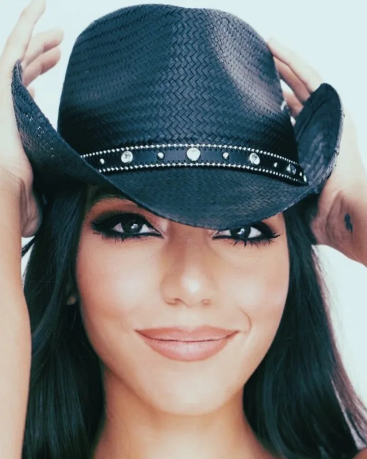 Agatha Casiano con un sombrero vaquero negro